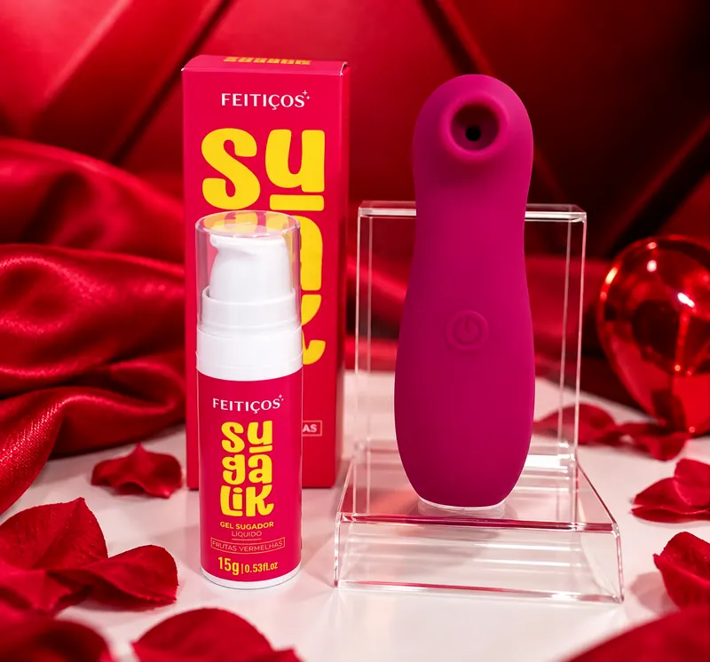 Kit sensual com gel de frutas vermelhas e acessório rosa sobre um suporte, com pétalas